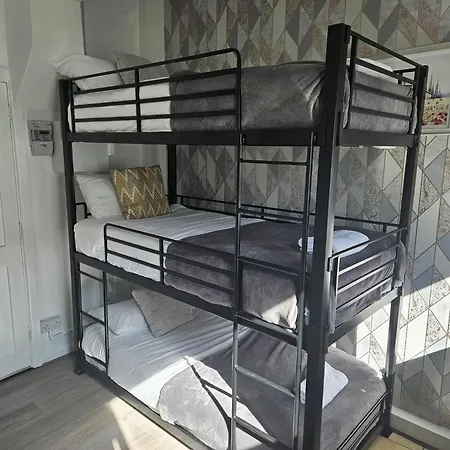 Snug Triple Bunk Apartment *